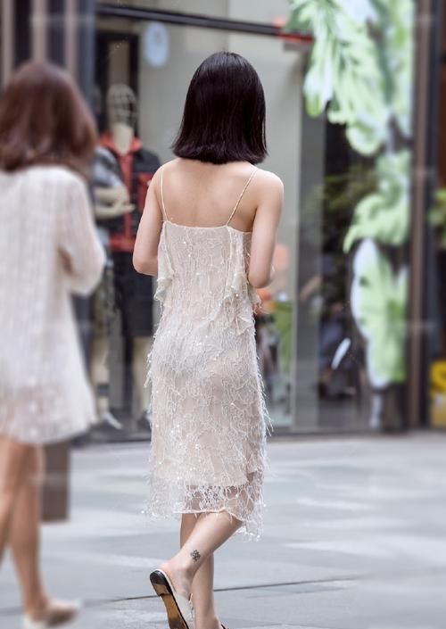 连衣裙的种类有很多|街拍小姐姐身穿一款白色的吊带裙,美得让人心动