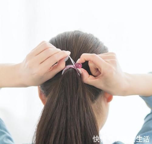 头发|女生晚上睡觉,到底是该扎着头发还是散着头发?