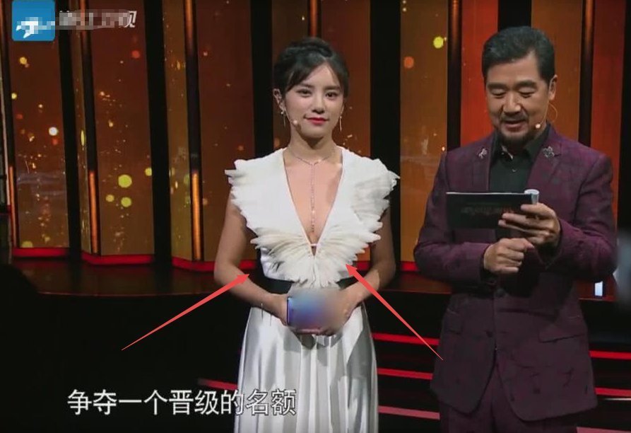 美女主持穿衣失误,少穿一件衣服,同台张国立硬是60分钟没转头!