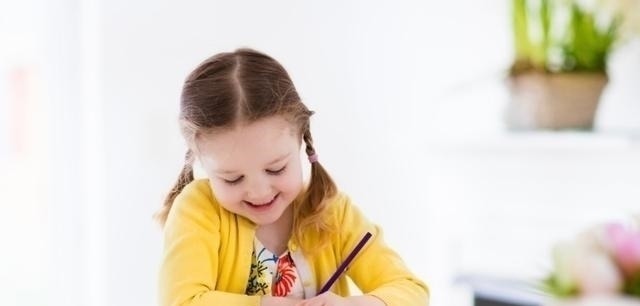 互联网时代|8岁女孩作业写成“印刷体”,爆红网络,网友:强迫症都被治好了