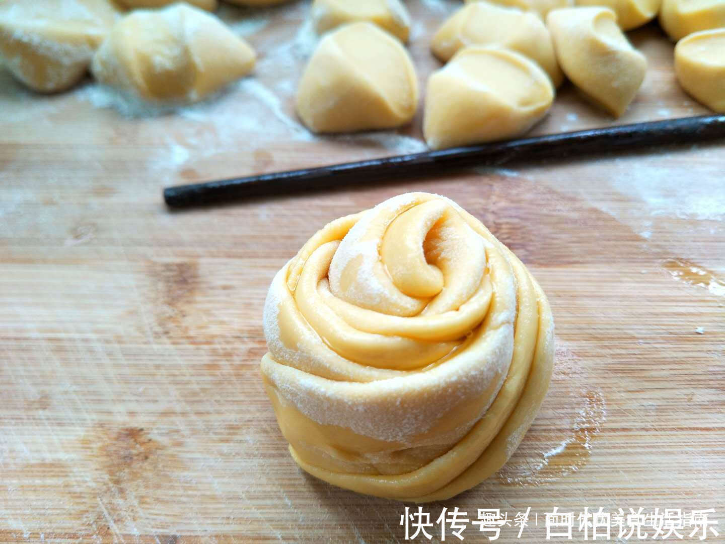 小面姨|玉米面独特做法，开水一烫，不蒸不烙，松软又酥脆，比面包还好吃