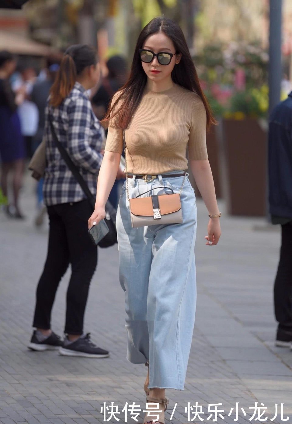 街拍美女休闲装穿搭,活力无限,有一种恋爱的感觉