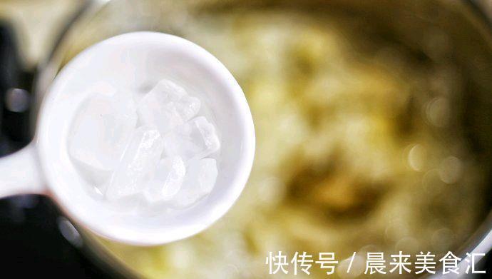 银耳雪梨羹|秋天多喝银耳雪梨汤,清甜滋润,炖一锅,全家都能喝