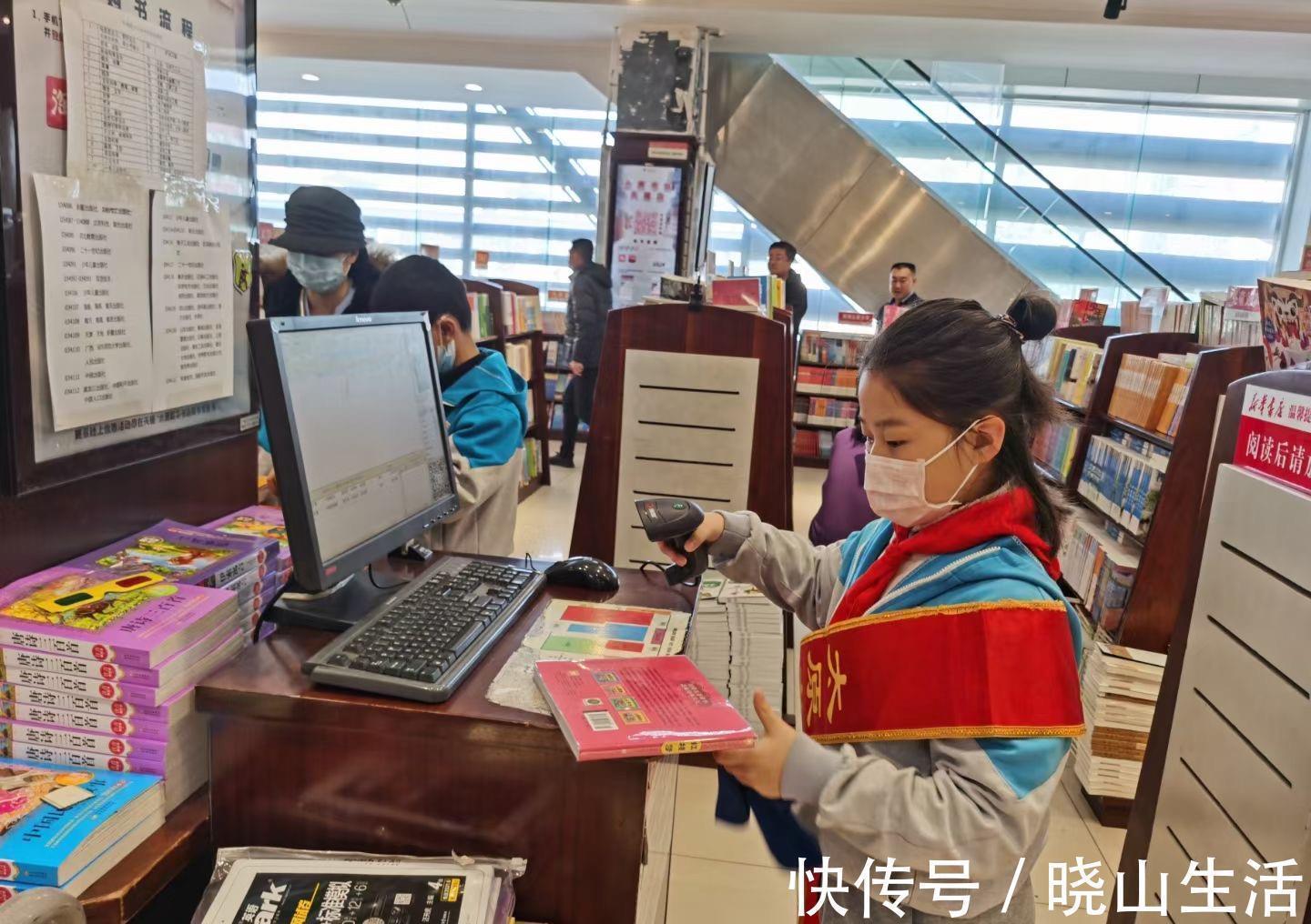 小女儿|男孩花1万多买卡片:没有培养孩子财商的觉悟,只能坐等上当!