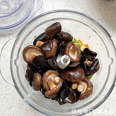 料足口感好,你一定喜欢的香菇木耳鲜肉包
