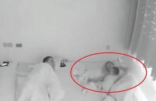 半夜醒来|监控实拍11个月的宝宝,晚上自己爬起来喝奶,网友天使宝宝