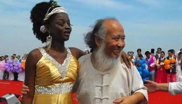  不免让人感|画家杨彦不顾流言蜚语，迎娶一位非洲妻子，如今的生活令人向往