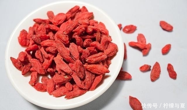 常生活中|常吃紅棗好處多,紅棗加“它”一起吃,祛濕效果可能“事半功倍”