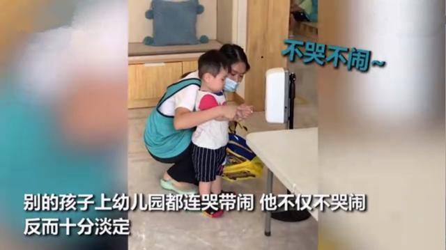 幼儿园萌娃“大佬坐姿”看其他孩子哭火了，网友娃是去监工的