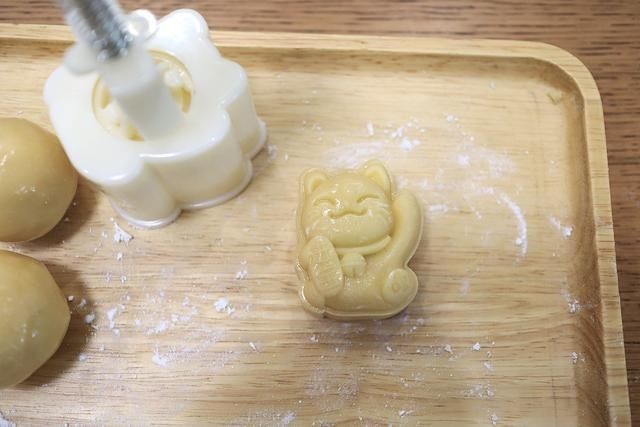 美味|黑芝麻酱绿豆沙月饼还真好吃，说啥也得试一试，歪打正着的美味