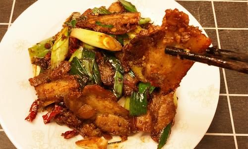  料酒去腥|回锅肉的家常做法，酱香味浓郁，肉香而不腻，比饭店的还好吃