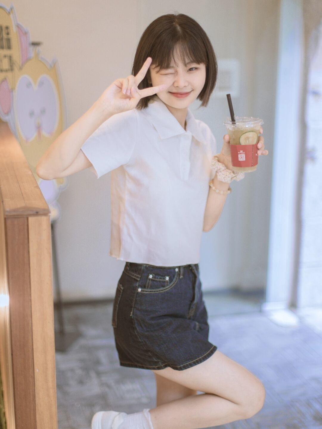 秋天|谁说早秋不适合穿短裙的,这样穿照样好看!