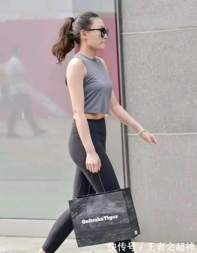 职场 穿“无痕”瑜伽裤的美女,造型风格娴静又好看,衬托精致!