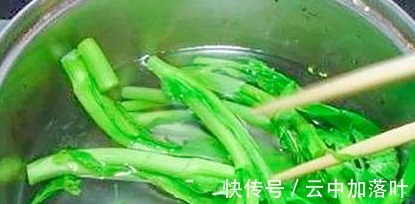 大鱼大肉|不论炒什么青菜,直接下锅就大错特错了,大厨都这样做,翠绿鲜香!