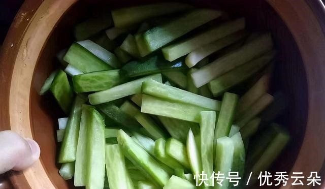萝卜干|腌萝卜干，先晒还是先腌学会这招，萝卜又香又脆，放一年都不坏！