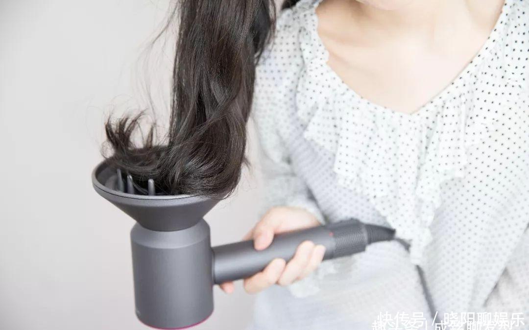 涂抹|烫头发每天早上怎么打理？学会湿发、干发和半干造型，简单又实用