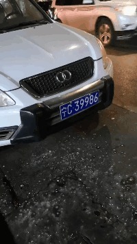 |搞笑GIF:妹子这着装看起来真是让人无所适从啊,就不觉得尴尬吗