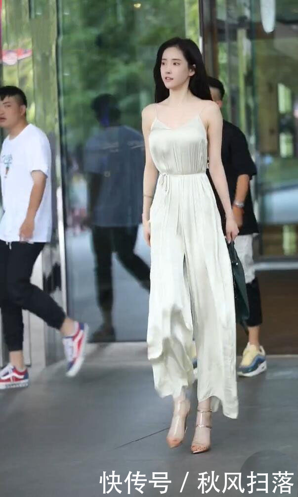 实在不明白,这件“连体裤”到底怎么穿上去的