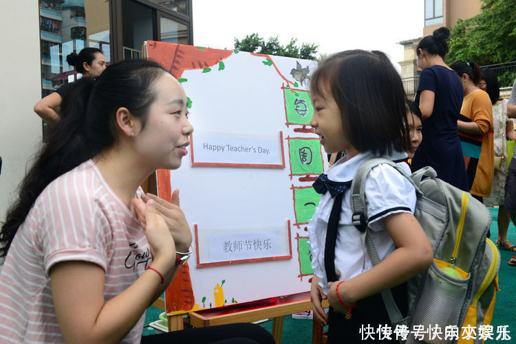 口香糖|妈妈带三岁宝宝买药，孩子蹲在柜台前要“口香糖”妈妈羞红了脸