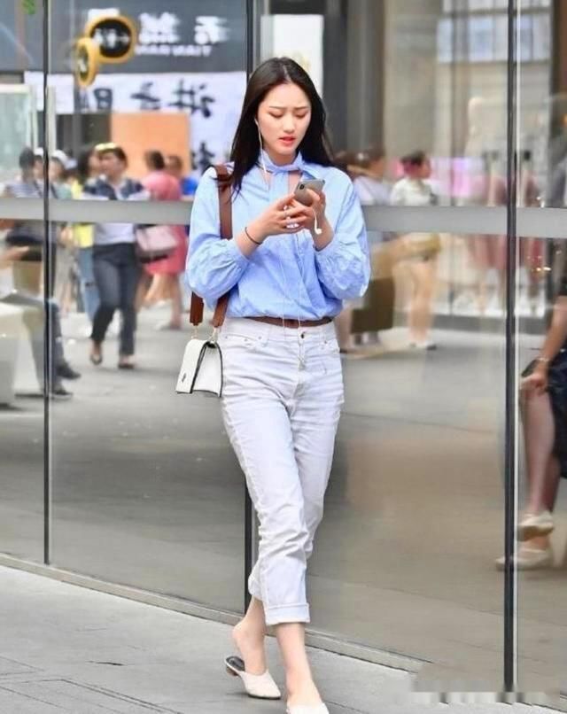 女生们|路人街拍，比起飘逸的长裙，这种短裙更加亲民还自带少女感