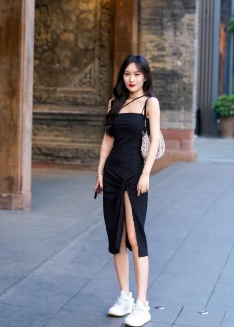 吊带裙|女神的吊带裙非要配运动鞋,美女是为了“方便”啊?