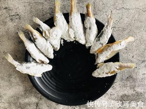 炸鱼光裹面粉可不酥,多做一步,就算放一晚,鱼尾巴都吃干净