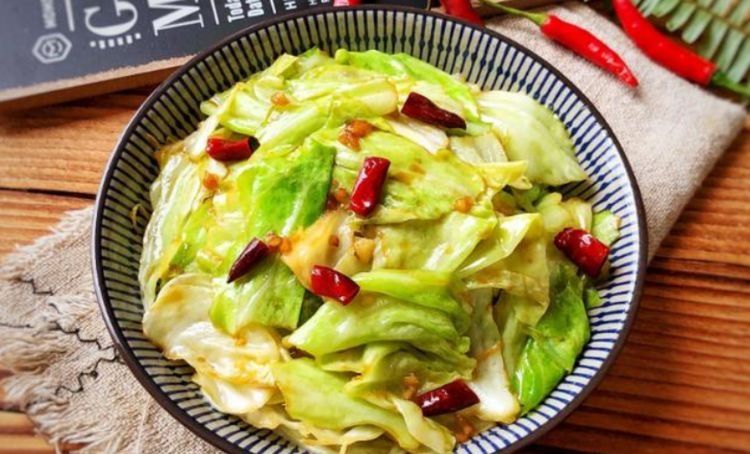 炒包菜切了就炒不好吃，记住炒前加2步，包菜好吃又健康，下饭香