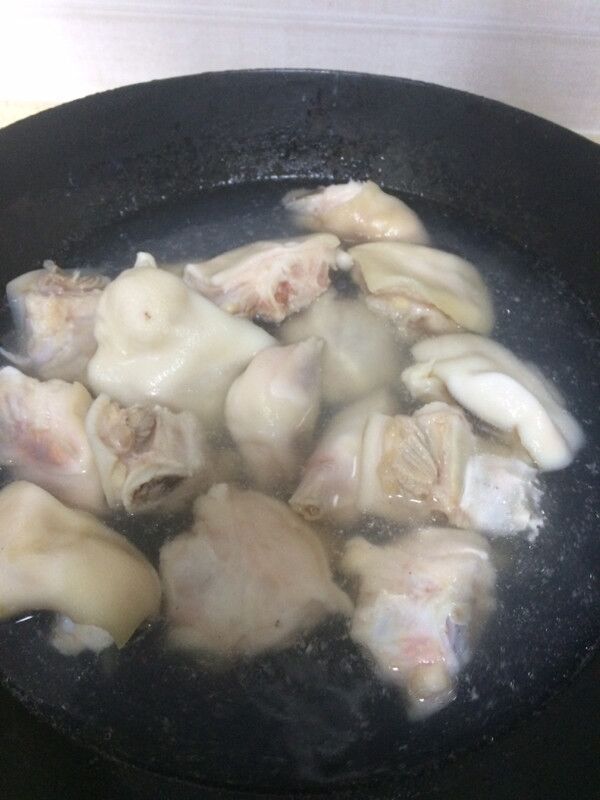 炖猪蹄汤时,千万不要直接炖!如果少了这1步,猪蹄臭味非常重