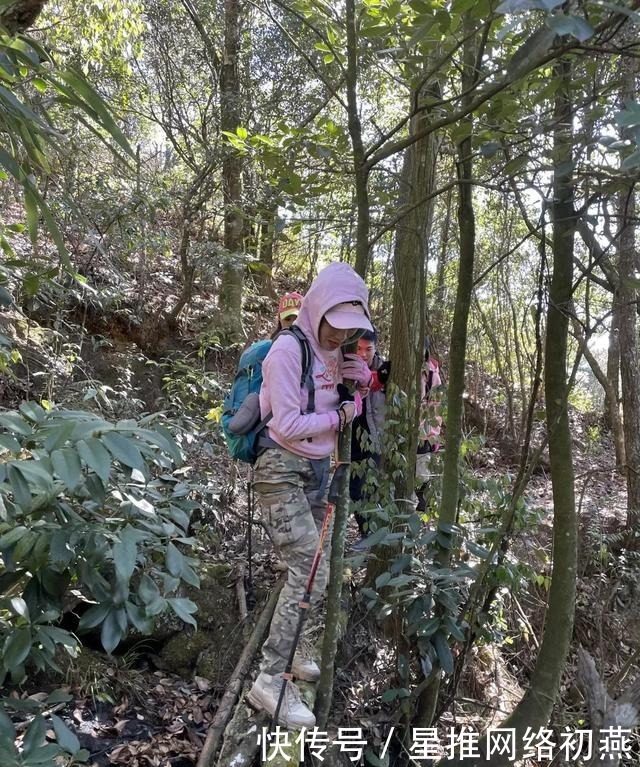 仙游石剑山，山顶一巨石形似利剑，有点霸气