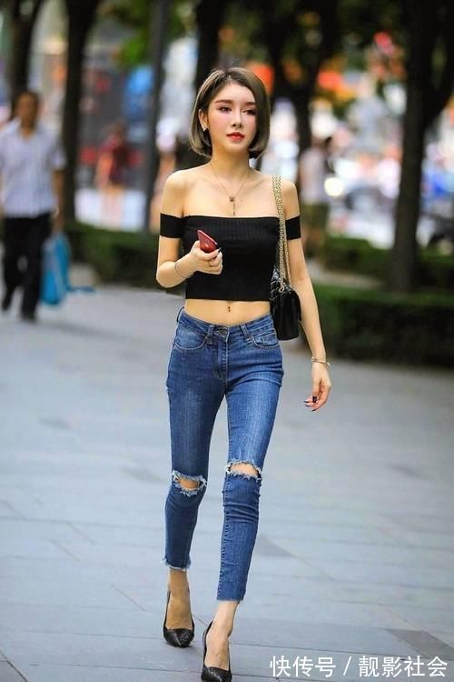 街拍 美女穿搭:牛仔裤热度不减,尽显清爽时尚,有考虑过别人的感受吗?