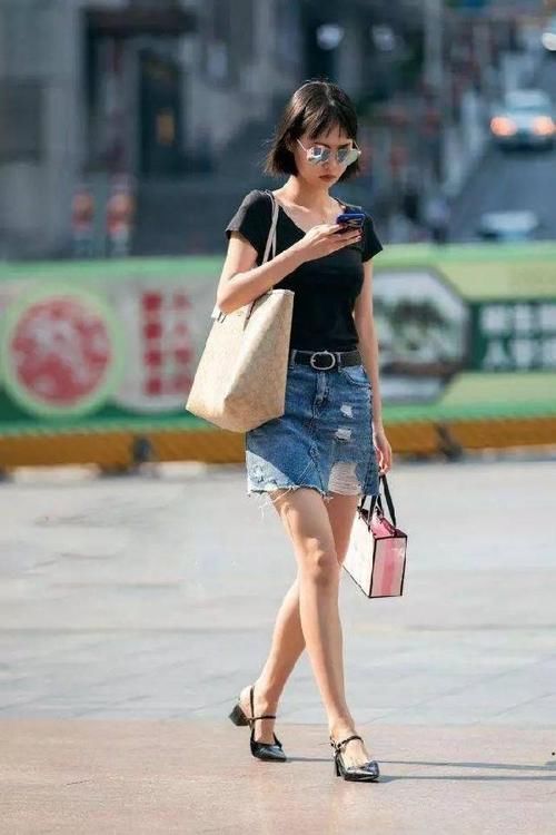 美女脚上穿上一双一字带高跟鞋，让脚面看上去更加富有迷人的气息