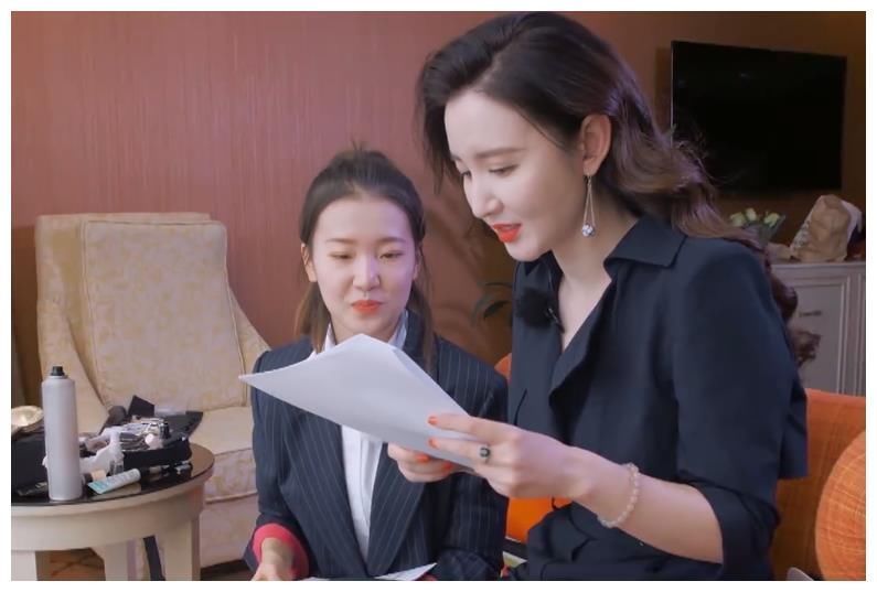 商人|參加茶話會，董明珠和張萌的到場時間，體現(xiàn)出了商人和藝人的差距