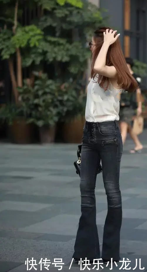 无袖衬背心配喇叭牛仔裤,简约的穿搭风,却给人一种个性美