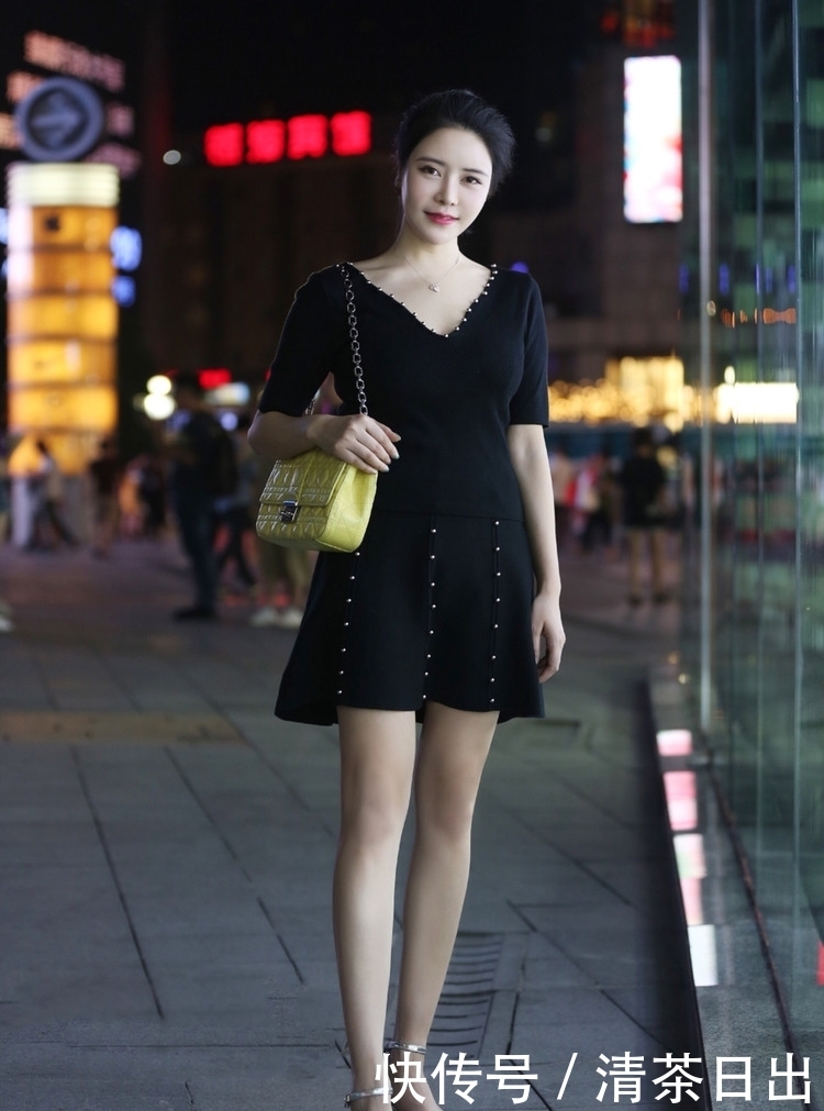 美少女|街拍:活泼开朗的美少女,白色T恤配上黑色短裙,青春又时尚!