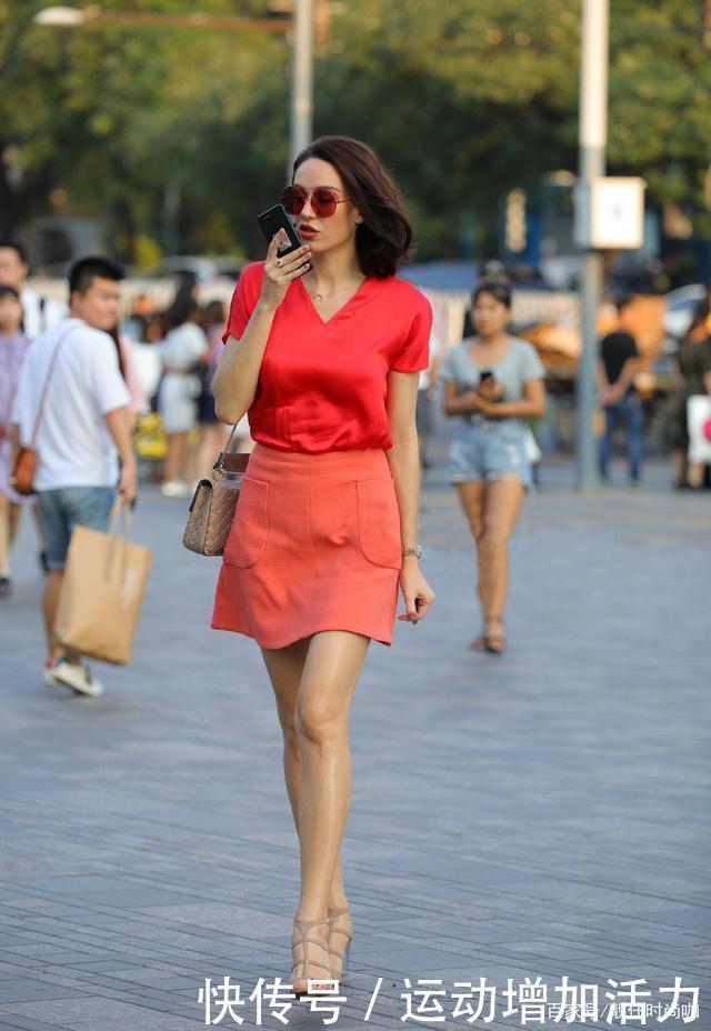 火红V领衬衫大胆搭配红色短裙，好看时尚，青春靓丽！