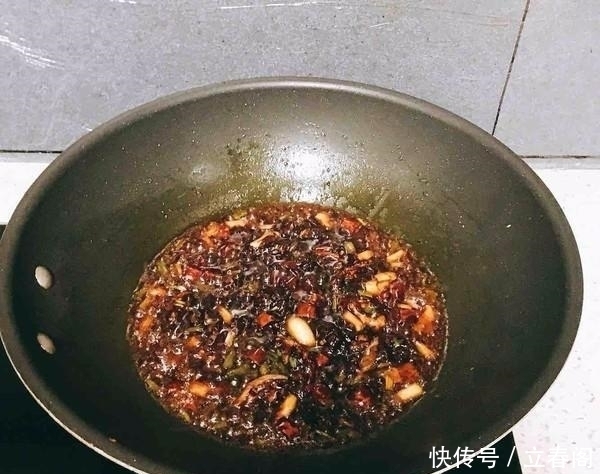煮牛肉时,直接下锅煮是不对的,牢记两个诀窍,牛肉又软又烂