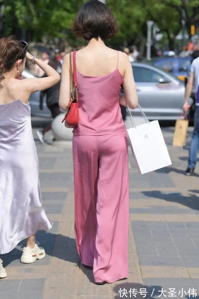 街拍|美女街拍:粉色时尚套装,宽松舒适,清新飘逸
