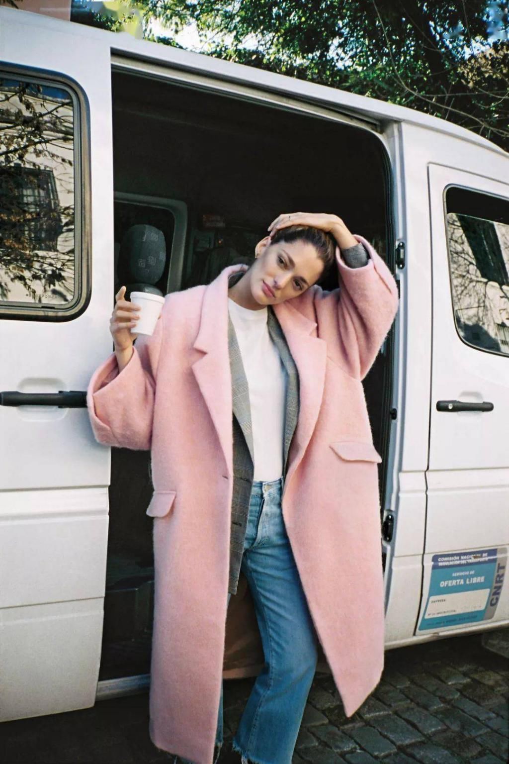  黑色|比驼色显白，比黑色高级，大衣今年流行这5个颜色！