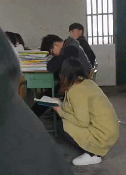 |搞笑GIF:姑娘当时就懵了 早知如此就不应该玩这个