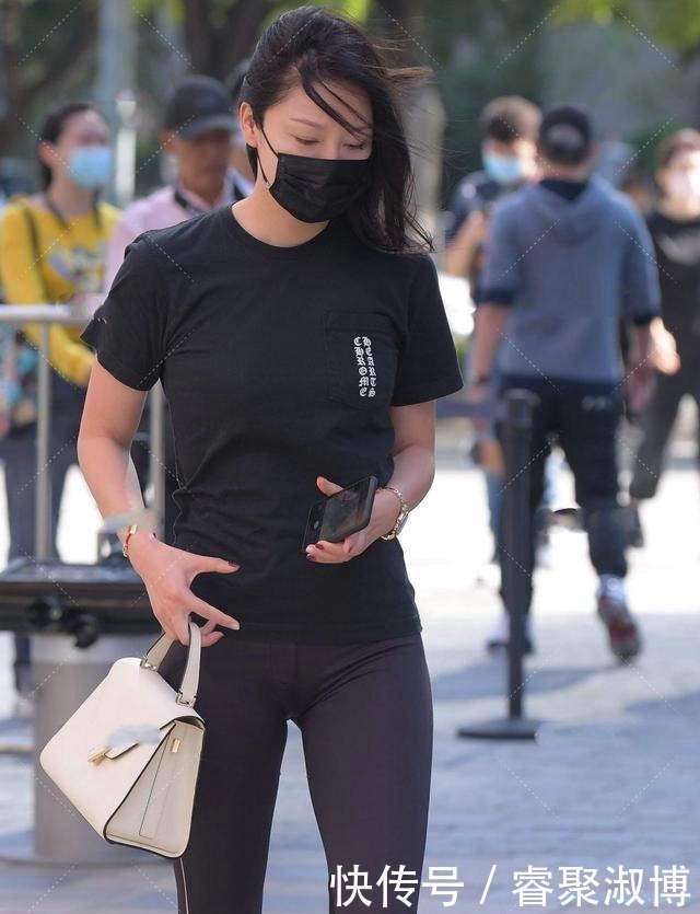 短袖|打底裤配合黑色短袖，上身很有时尚感，凸显满满的女人味