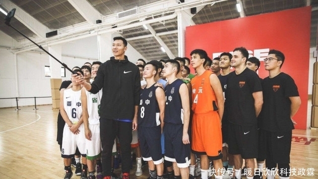 中国市场|同样是耐克的挑衅,22年前姚明霸气硬怼,如今易建联被骂没有骨气