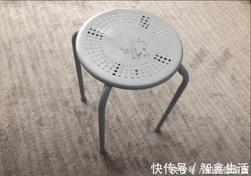凳子|扔掉的旧铁凳子捡回来吧，用海绵包一圈，放家里坐着舒适还能收纳