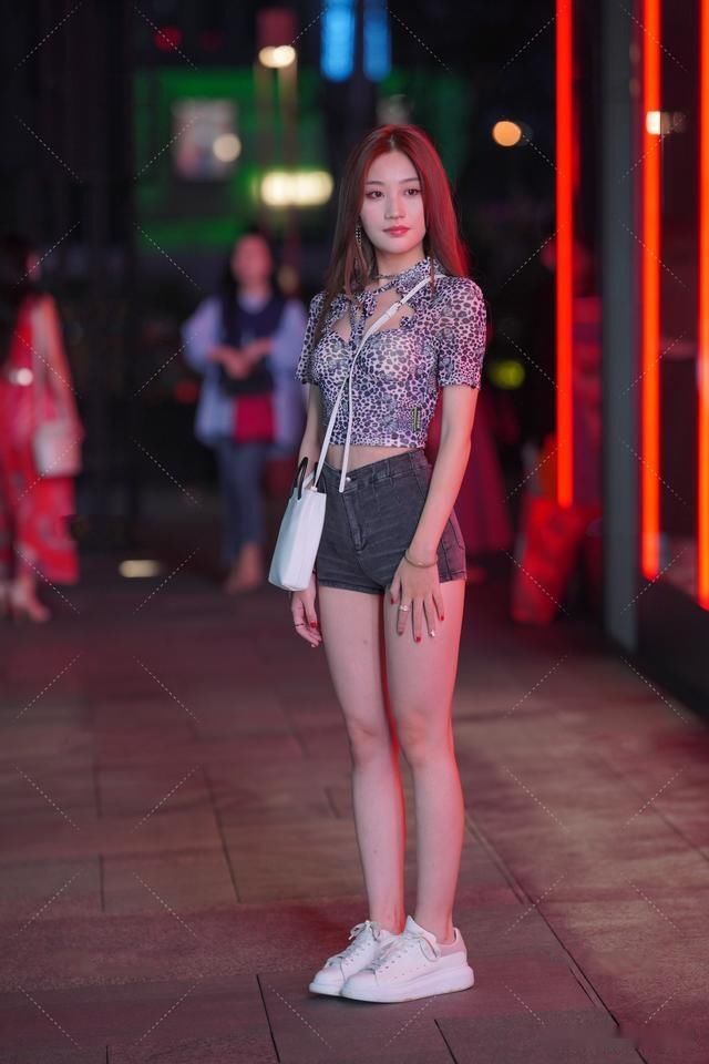 豹纹|美女街拍：豹纹修身短袖时尚有范儿，黑短裤简单大气，设计感十足