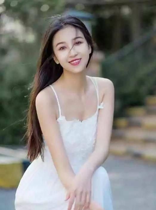 时髦|街拍女神小姐姐白色吊带裙穿搭，优雅性感女神范十足