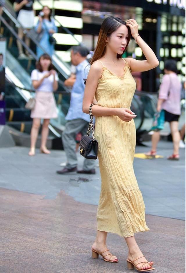 小美女|高颜值的时尚搭配靓丽,小美女精致的妆容,让人羡慕不已