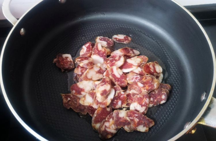 炒香肠,先蒸再炒还是直接炒?教你正确做法?,香肠口感好味道香