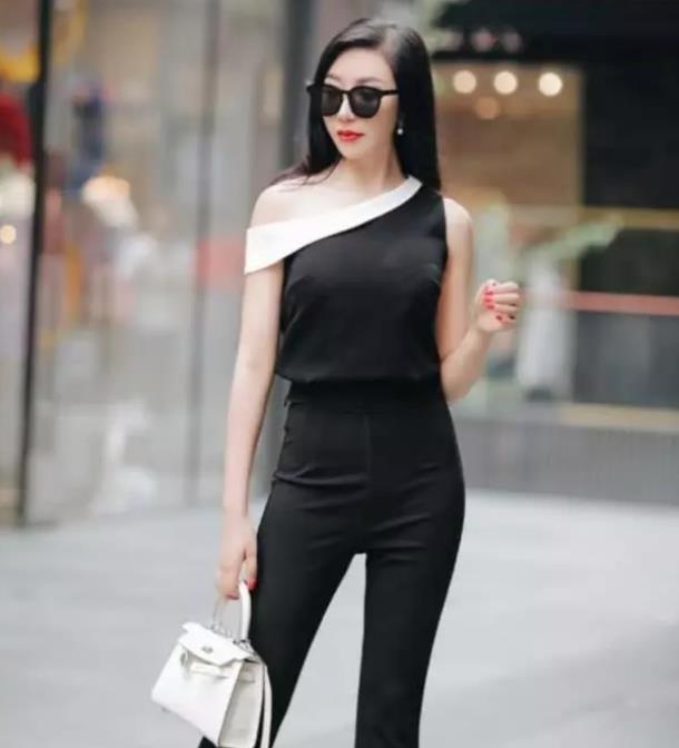 吊带|街拍头上架一副太阳镜的美女,吊带背心搭配热裤,帅气大方显腿长