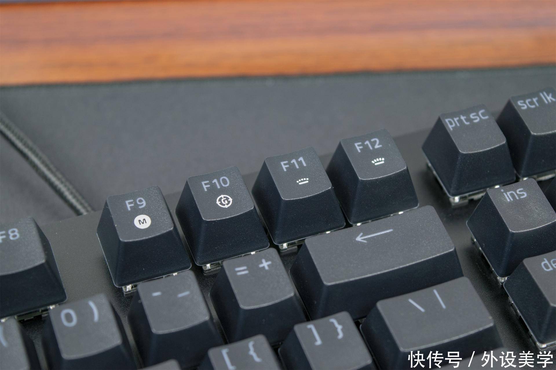 雷蛇|以灯之名,传奇再续:雷蛇黑寡妇 V3 绿轴版开箱