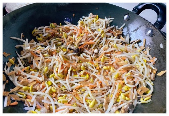 炒糯米饭要牢记2个小窍门,炒出来的糯米饭,粒粒晶莹,香甜软糯