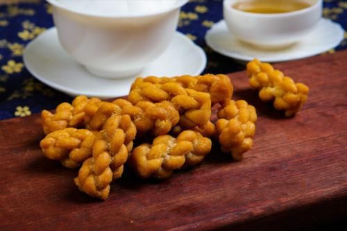 麻花|一碗面粉，两个鸡蛋，教你自制小麻花，吃一口嘎嘣脆，越嚼越香